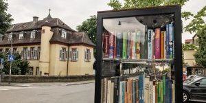 Öffentlicher Bücherschrank in Heidelberg–Handschuhsheim. Im Hintergrund das Graham Palais (Quelle: immerlesen.net)